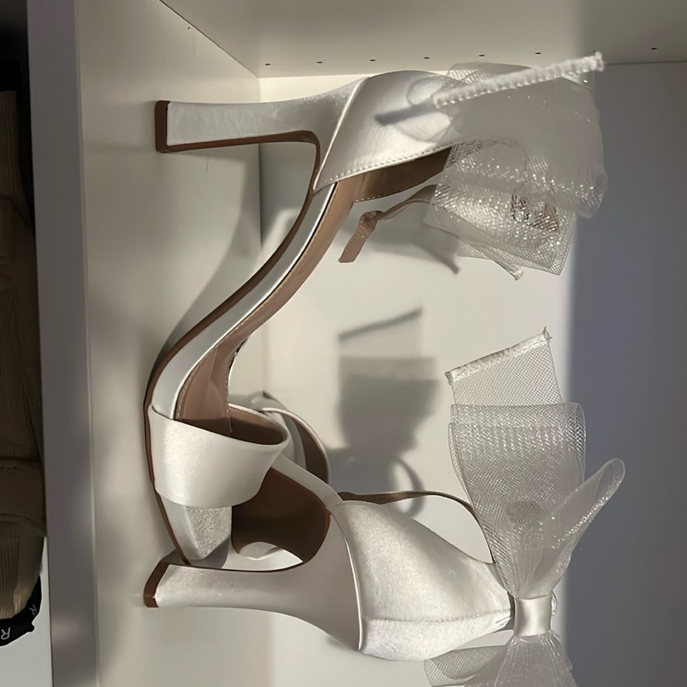 Never worn BOW HEELS